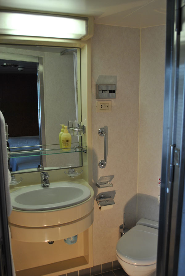 cabin bath room rivership in Italy